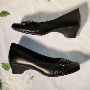 SafeTstep Comfort black vegan leather low heels 7